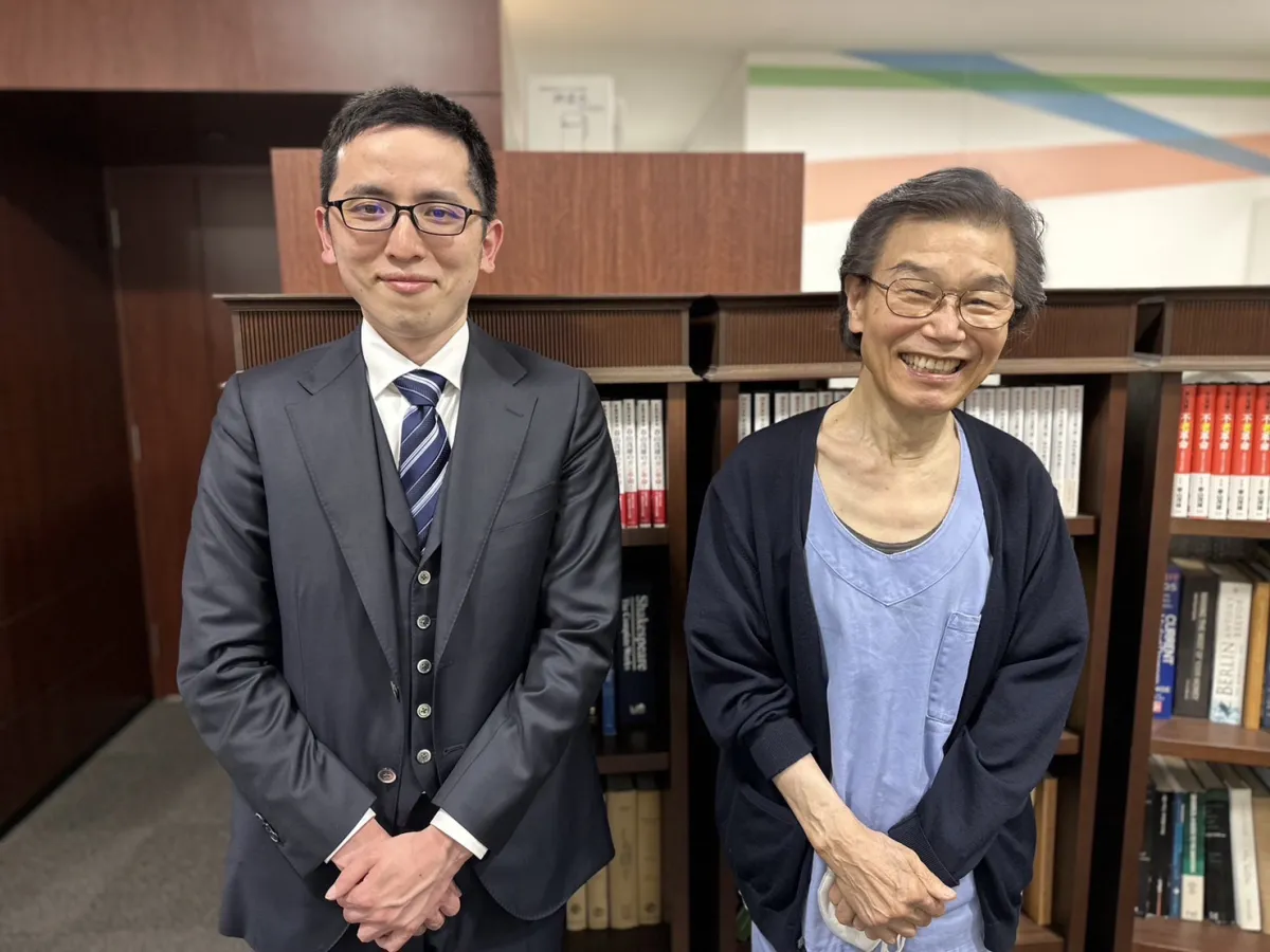 書棚の前で春山茂雄先生と並んで撮影した記念写真